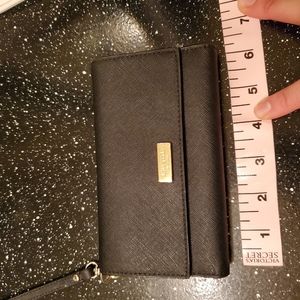 Trifold wallet. Older smart phone pocket.